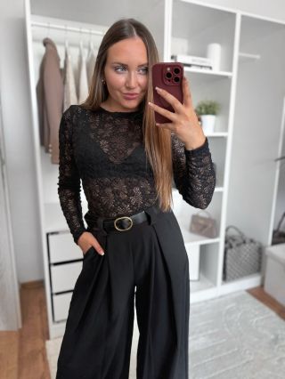 All Black outfit 🖤 poskládaný z novinkového krajkového topu a našeho top bestselleru - širokých kalhot s páskem 👌🏻 Co na...