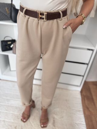 Stylové kalhoty z příjemného měkkého materiálu s hnědým páskem ✨ máme skladem v béžové barvě. Bohužel jen pár posledních...