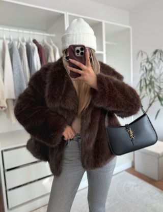 Oblíbený kožíšek máme pro vás v nové barvě 🐻🤩 úžasný kousek v čokoládově hnědé barvě. Příjemný hebký umělý chlup, zapínání...